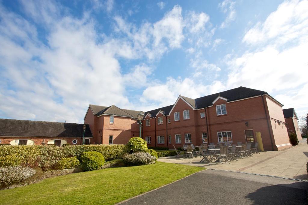 Hunters Lodge Hotel Crewe Exterior foto