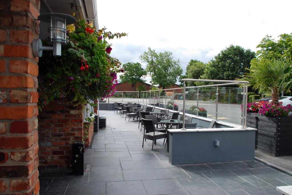 Hunters Lodge Hotel Crewe Exterior foto